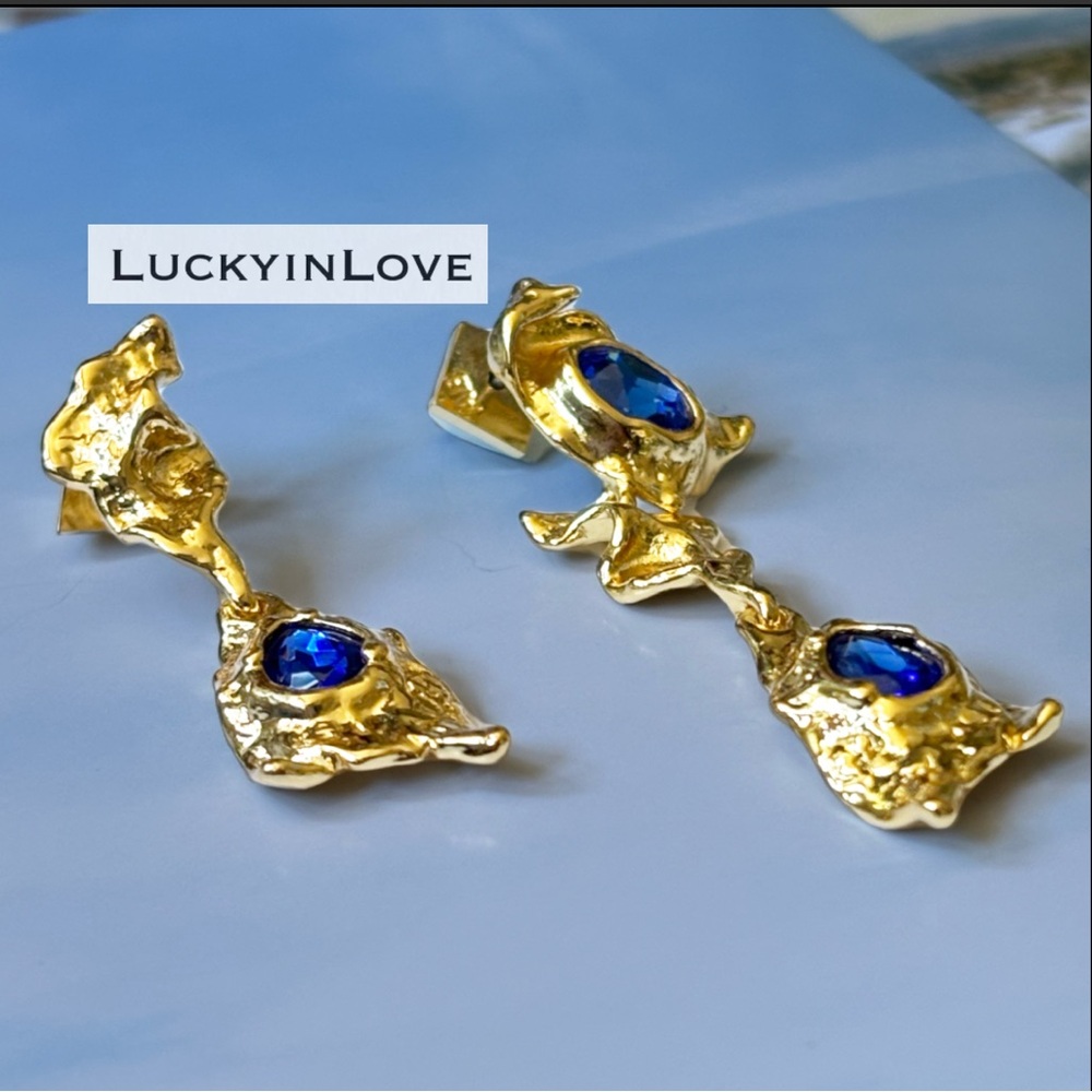 ALEXIS BITTAR • Brut Mismatched Asymmetrical Crumpled Gold Blue Drop Earrings - Picture 9 of 15